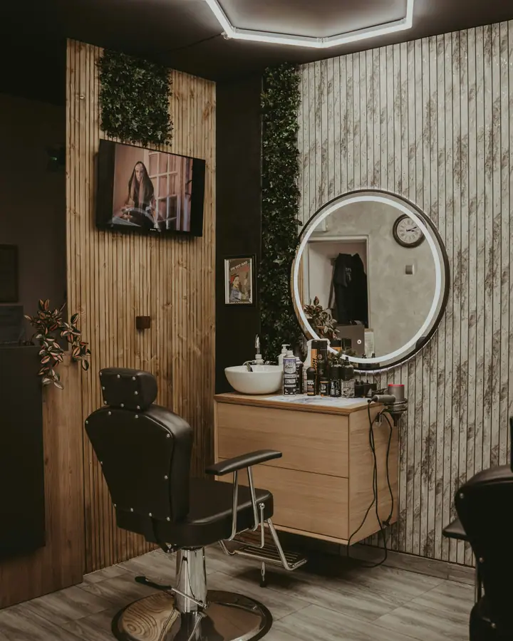 Wnętrze salonu: fotel i okrągłe lustro
