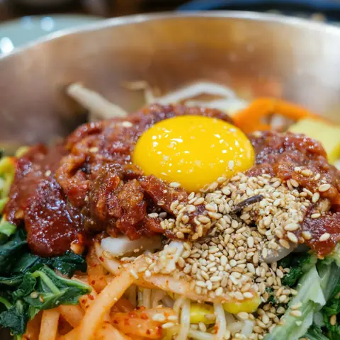 Bibimbap w kamiennej misie
